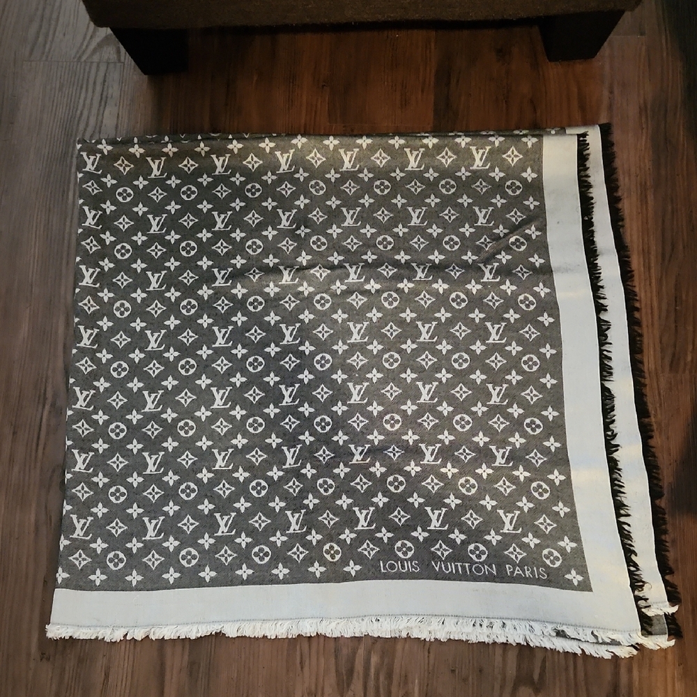 Louis Vuitton Monogram Wool+Silk Scarf/Shawl in Charcol, Silver & Light Grey - Picture 3 of 11